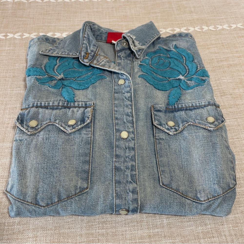 Vintage Western Denim Blue Floral Embroidered Denim Shirt - Cowgirl Chic! 🌸🤠- Picture 7 of 16